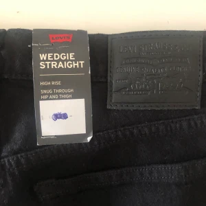 Levis wedgie straight - Supersnygga levis jeans som tyvärr är för små för mig, därav aldrig använda. Nypris 999kr ☀️