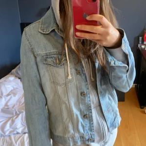 Jeans jacka  - Säljer en jeans jacka som är lite översized. Jag har själv storlek xs/s men jackan är i storlek 12 (Uk) och den passar jättebra. Köparen står för frakt eller så kan vi mötas upp.