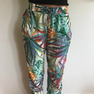 Byxor - Tunna byxor med fickor och mudd längst ned. Snörning i midjan. Använda men i mycket gott skick. Frakt tillkommer💐