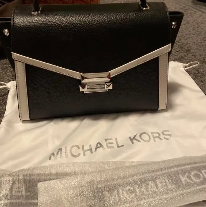 Michael kors whitney Handväska black/optic white. Köpte från Zalando för 3195 kr, säljer på grund av det kommer inte använda längre, Super fint med skick. Knappt en gång har använt. Säljer för 2600 kr. . Väskor.