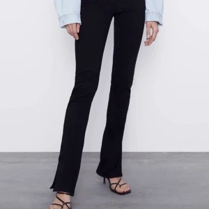 Svarta jenas - Fina svarta jenas med slits nertill. Mycket fint skick. Storlek 34 men passar även 36.