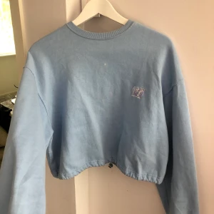 Tjocktröja Junkyard - Använd 1 gång, passar XS-M. Kan mötas eller så står köpare för frakt💕💕💕