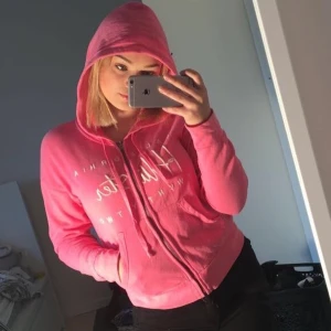 Hollister hoodie  - Jättesöt och skön hoodie med dragkedja från Hollister. Köpt i USA🇺🇸 