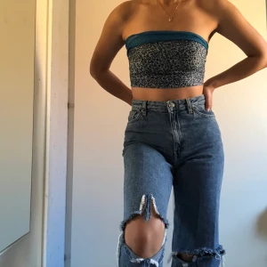 Blå scarf  - En scarf i gott skick som kan bäras runt halsen eller som en bandeau. Frakten kostar endast 22kr 