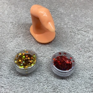 Nagelgrejer  - 1 övningsfinger och 2 stjärnglitter. 10kr styck för stjärnorna, 20kr för fingret. 