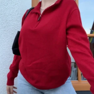 röd tröja  - snygg röd stickad lite oversized polo tröja med dragkedja vid halsen!  köparen står för frakten💕🦋
