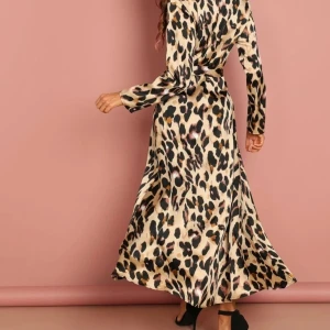 Klänning från Shein  - Fin klänning från Shein i storlek S men passar M och L också då den är stor och inte tajt. Den är endast provad hemma. Finns i Halmstad men kan fraktas, ca 22 kr. 