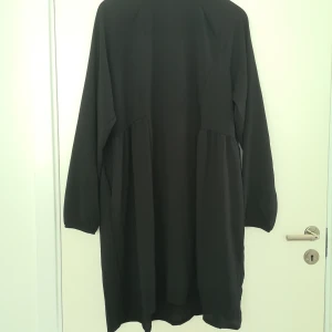 Klänning ny monki  - Så fin!! Men passar inte min kropp. Helt ny klänning från monki, storlek M. Pris 225! Nypris 300! Skynda fynda! Upphämtning i Göteborg men kan skickas mot porto! 