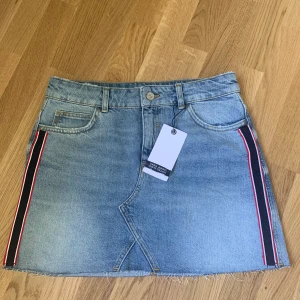 Jeanskjol från Zara - Säljer min superfina jeanskjol från Zara som jag aldrig använt då den tyvärr är för liten för mig. Köparen står för frakt alternativt kan jag mötas upp i Hjo eller Skövde.