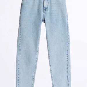 Dangy petite jeans från Gina Tricot  - Jeans i bra kvalitet från Gina tricot. Köpte fel storlek därför inte använda mycket också därmed jag säljer. Köptes för 500kr sälj för 100kr. Kan hämtas och skickas men köpare står då för frakten :)