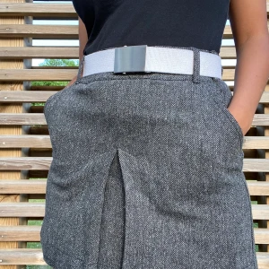 Grå kjol - Väldigt intressant material (kolla sista slide). Icke-använt. Lite stor vid midjan men passar perfekt med ett bälte. FICKOR!!🙌