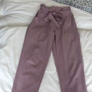 Rosa/lila byxor från Dennis maglic. Storlek xs. 