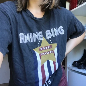 Anine bing X gina tricot t shirt - Superfin t shirt från anine bings kollektion för gina tricot. Bara använd några gånger och är verkligen skitsnygg😍