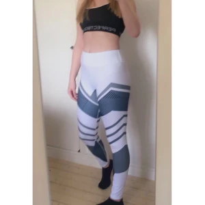 Träningstights - Jättefina träningstights från fabletics. Oanvända endast testade. Väldigt stretchiga och sköna. Lite genomskinliga men går lätt att ha ett para vita eller hudfärgade trosor under. 