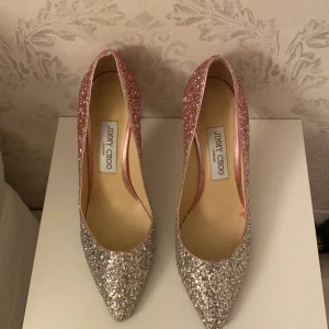 Jimmy choo skor  - Aldrig blivit använda köptes förra året för 10 tusen. Säljer för 3500 går att förhandla finns många mer skor som dom här och bättre så va inte rädd för att skriva