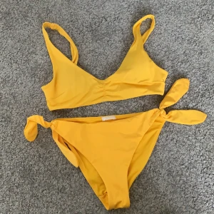 Bikini  - Säljer en gul bikini då den inte kommer till användning säljer den för 110kr+frakt elr 55 per del