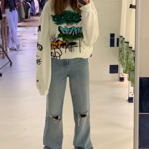 Populära zara jeans - Efterfrågade zara jeans i strl 38. Använda 1 gång. Buda!!! Dem är oavklippta o jag är 174cm