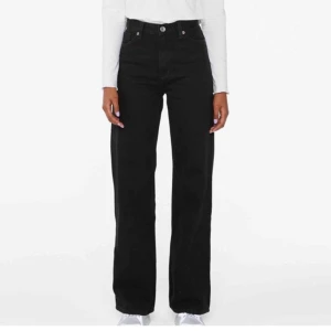 Straight leg jeans! - Säljer mina skit snygga straight leg i modellen Yoko från monki! Jag är 168 och dem slutar precis över fötterna på mig, som nya! (Bilder från förra ägaren då de va för små för mig:(