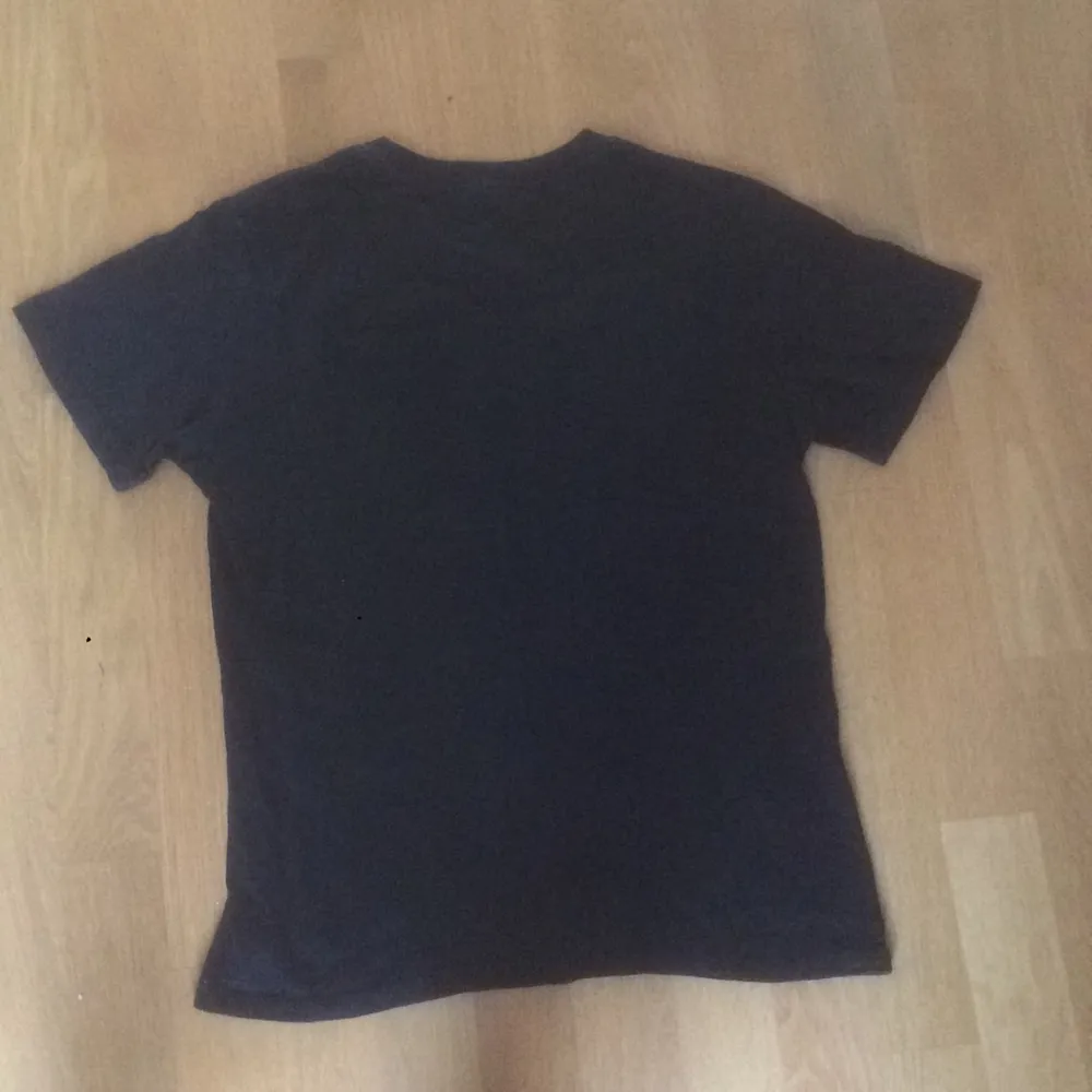 SUPREME T-SHIRT STORLEK XS BRA SKICK KOMMER IFRÅN DJUR OCH RÖKFRITT HEM. T-shirts.