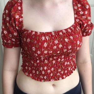 Tröja från Urban outfitters  - En jättefin och somrig topp med fluffiga armar som man kan ha både uppe på axlarna och som off shoulder. Nypris är 325kr och den är i strl S men passar nog Xs-M, frakten är 40kr och ingår inte🤎✨✨