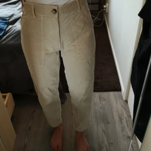 Byxor  - Beige färgade byxor ifrån gina. Jättesköna luftiga. 