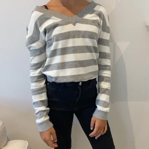 Dcate tröja - Grå vit randig tröja ifrån något märke som kallas dcate. Använd 1gång. Frakt 37kr🤍🖤