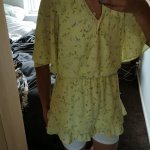 Byxdresd - Jättefin sommar byxdress i ljusgul färg med söta små blommor på. Jätteskön och luftig. 