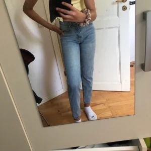 Snygga jeans - Fina jeans, använda men fint skick! Säljer då ja tröttnat lite på dem!🤍passar mig perfekt som är 164💘säljer ganska dyrt till att börja med då jag fortfarande tycker ganska mycket om dom!💖