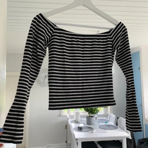 TRÖJA IFRÅN BIKBOK I STORLEK XS - Tröja ifrån bikbok i storlek XS, använd 1 gång! Nypris, 129!