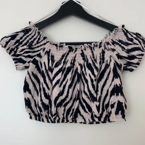 Topp Ginatricot - En fin topp från ginatricot med zebra mönster. Använt en gång. Fraktkostnad tillkommer. Priset kan diskuteras.