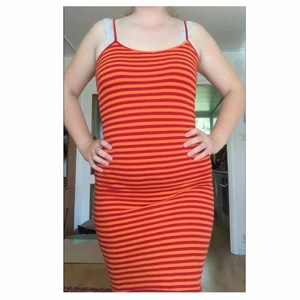 Randig klänning - Säljer nu denna färgklicken. En orange-rödrandig tajt klänning köpt på humana. Den passar nog både S, M och L då den är så otroligt strechig. Jag på bilden är storlek 40 ❤