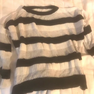 Brandy Melville One Size Sweater - Den är väldigt trendig, speciellt om du gillar brandy stilen. Jag har nästan aldrig använt den men köpte den för 350 på Plick i vintras av en annan tjej. På grund av att den är så oversized passar den allt från XXS-L. Kan träffas i Stockholn!