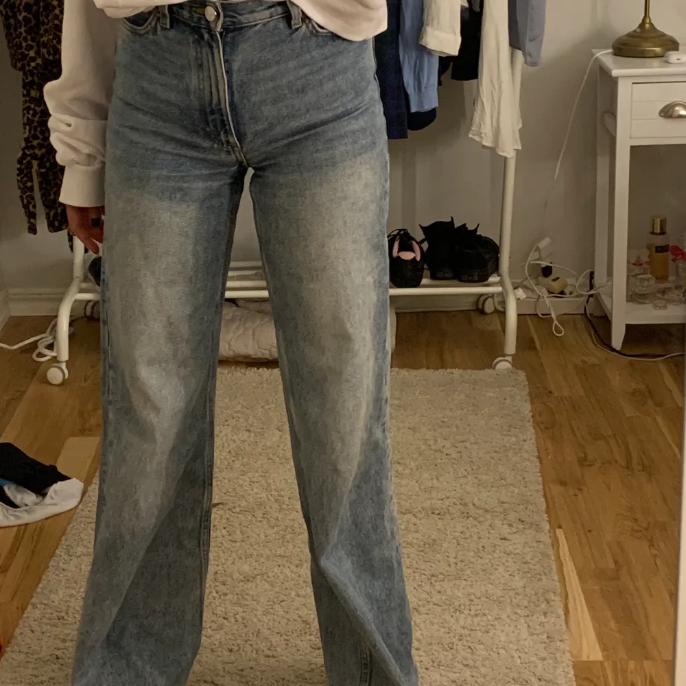 Säljer mina snygga monki jeans i modellen ”Yoko”. Storlek 24! Är 165cm och når mina skor. Bra skick, använd fåtal gånger. Säljer för att dom inte kommer till användning❤️Kunden står för frakt!. Jeans & Byxor.