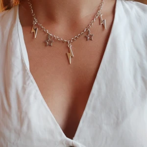 Kedjehalsband,blixt,stjärna - Super snyggt halsband med både stjärnor och blixtar⚡