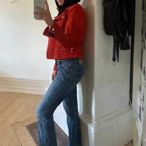 Mocka jacka  - Röd mockajacka. Använd typ 2 gånger, så i nyskick. Nypris: 1100kr