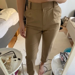 Kostymbyxor  - Kostymbyxor som är mer beiga i verkligheten. Mjukt i tyget. Normala i storleken. 120kr inklusive frakt.