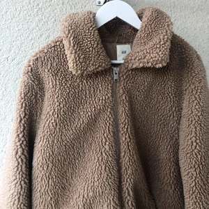 Teddyjacka  - Superskön och mysig teddyjacka som bara använts vid få tillfällen, perfekt nu till hösten!!storlek M, ganska oversized 250kr+frakt. Skriv om du vill ha fler bilder😊