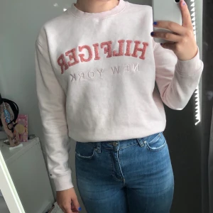 Tommy hilfiger sweatshirt  - Tommy hilfiger sweatshirt i jättebra skick. Säljs pga börjar bli för liten. Storlek S men passar även XXS OCH XS