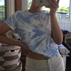 Tiedye tshirt - (Budet ligger på 170kr inklusive frakt) Säljer denna oanvända blåa tiedye t-shirten från HM. 🦋