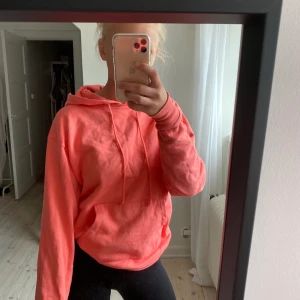 Rosa Hoddie - Säljer min jättesköna rosa hoddie från Asos/collusion. Använd fåtal gånger, säljer pga att jag it använder den💕