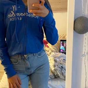 Tröja  - Fin hoodie med dragkedja från Abercrombie and Fitch det står att den är storlek L men skulle absolut säga att den passa S bättre. Köparen står för frakt