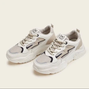 Sneakers strl 38 - En super snygg och modern sko, helt oanvända. Säljer på grund av felköp. Skorna är i storlek 39 men är mer som en 38!✨ 180kr, köparen står för frakten. (Kan mötas upp i Malmö)🤍