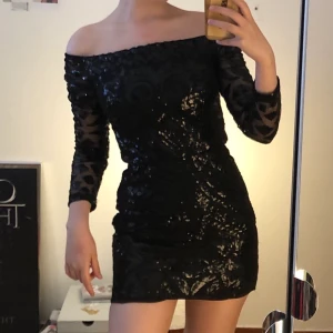 festklänning - klänning från dennis maglic köpt till balen som aldrig blev använd:( storlek XS 