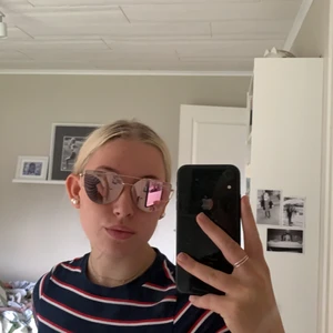 Solglasögon  - Hej, säljer ett par roséguld solglasögon för 50 kr+ frakt. Knappt använda