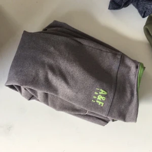 A&F träningsbyxor - Ett par abercrombie and fitch träningsbyxor, knappt använda. Säljer pga dem bara ligger i garderoben i onödan🥰