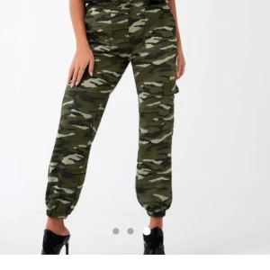 Camouflage byxor storlek 34 passar 36 - Nästan helt oanvänd kan även passa storlek s 