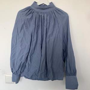 Säljer denna blåa skjortan/blusen från h&m. Använd ett fåtal gånger. Frakten ingår i priset. Vid frågor är det bara att kontakta mig :)