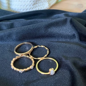 Guldfärgade ringar - Guldfärgade ringar från H&M, aldrig använda då de är en aning stora för mig. Storlek M/L. 10kr styck