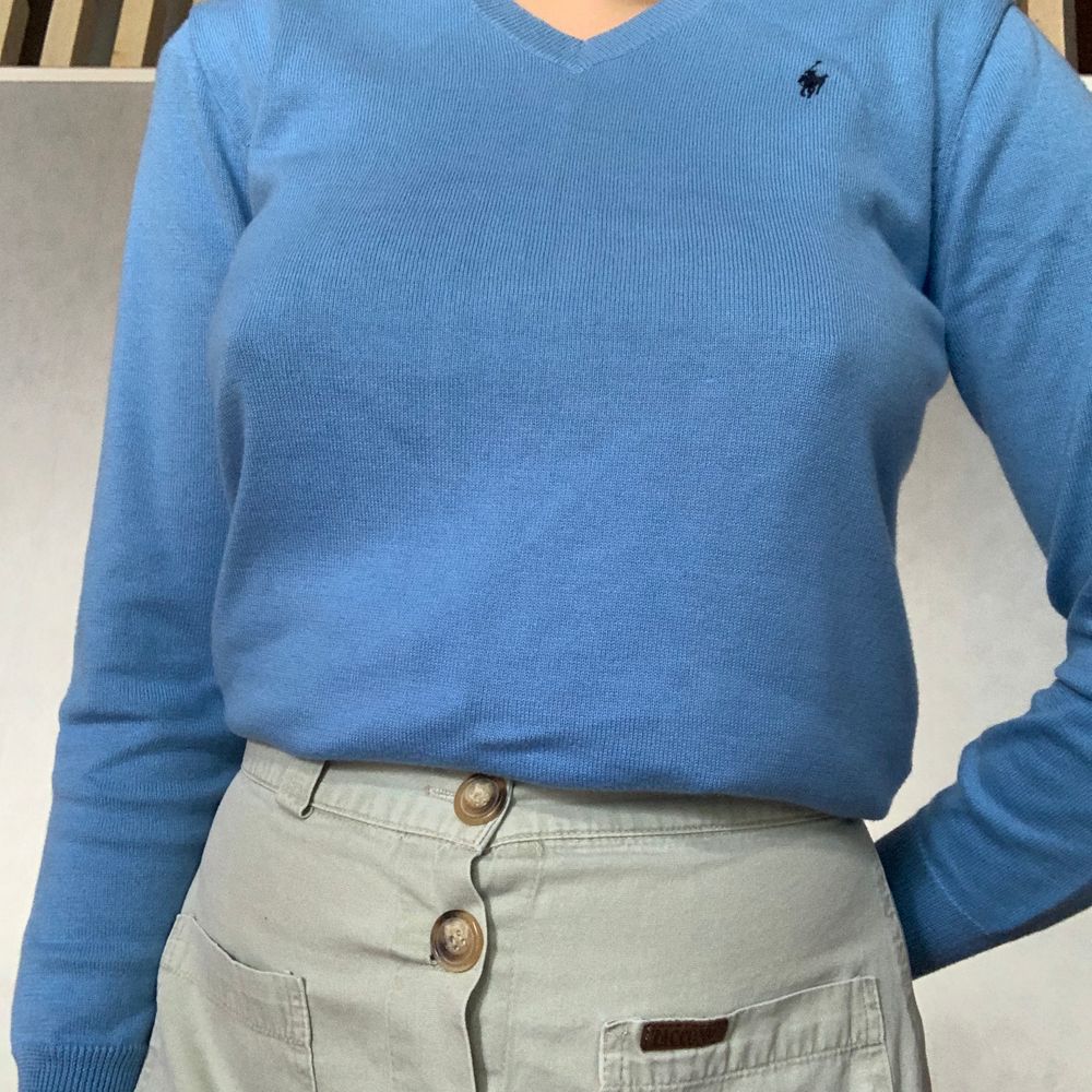 Klassisk v-ringad tröja från polo. Har armbågslappar i äktamocka (kan sprättas bort om så önskas). Tröjan är i strl. L barn (14-16 år), vilket motsvarar ca 170 eller S dam. Jag själv är 177 cm lång, så den är liite kort i ärmarna på mig. Frakt ingår!. Tröjor & Koftor.