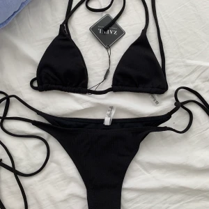 Bikini - Svart snygg bikini. Köpt på zaful. Storlek M men är ganska liten i storleken. Aldrig använd. Har endast prövat toppen en gång! Kan mötas upp eller så står köparen för frakten💕